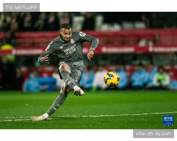 皇马利用曼城压上后身后空间，维尼修斯与罗德里戈双翼反击体系